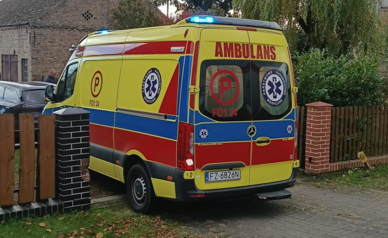 2/5 Wypadek w Jeninie. Motocyklista uderzył w drzewo