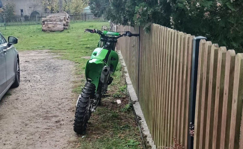 3/5 Wypadek w Jeninie. Motocyklista uderzył w drzewo