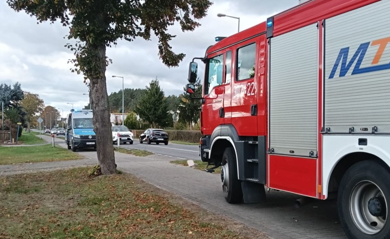 4/5 Wypadek w Jeninie. Motocyklista uderzył w drzewo