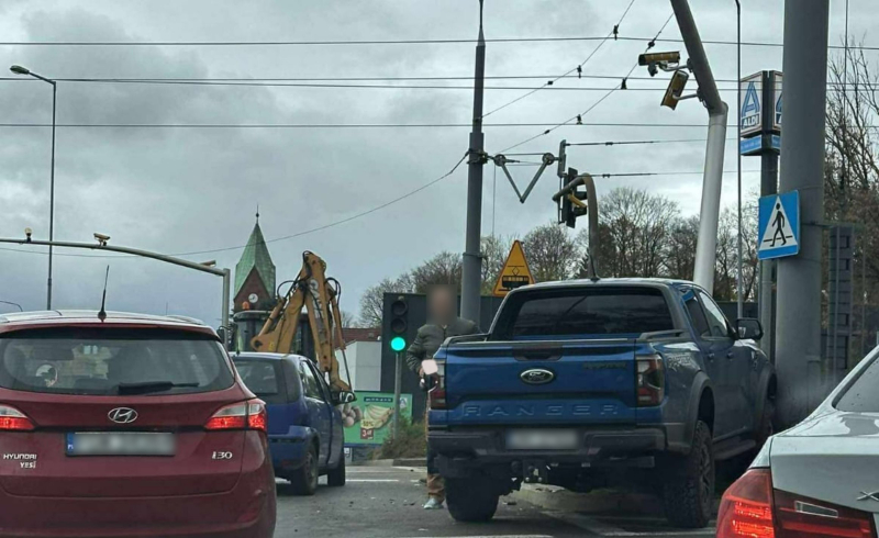 1/5 Wypadek na rondzie Santockim. Zderzenie opla i forda