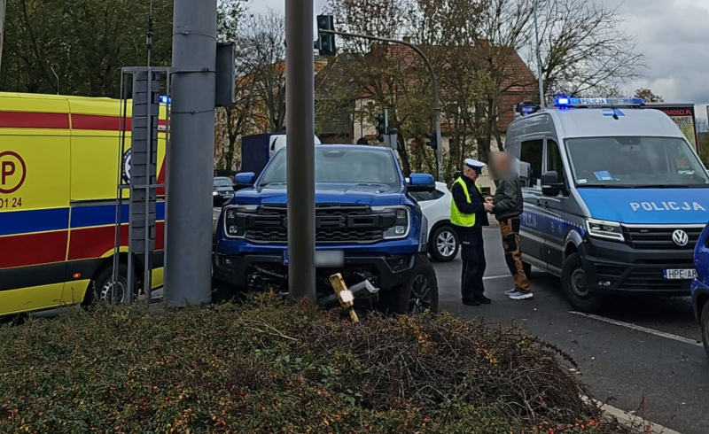 2/5 Wypadek na rondzie Santockim. Zderzenie opla i forda