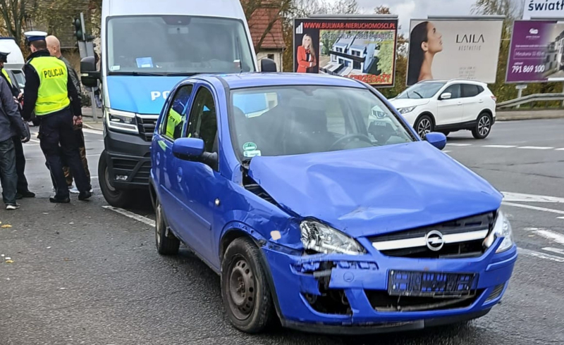 3/5 Wypadek na rondzie Santockim. Zderzenie opla i forda