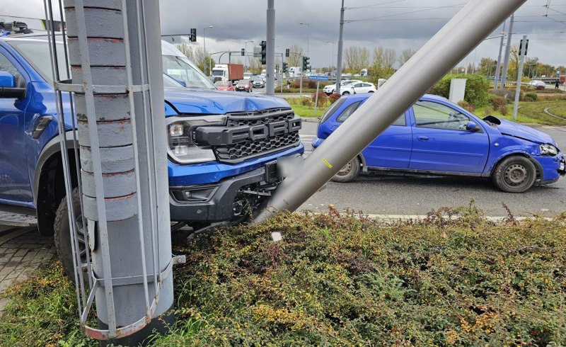 4/5 Wypadek na rondzie Santockim. Zderzenie opla i forda