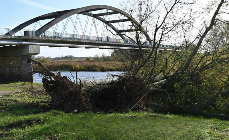 4/5 Prace przygotowawcze do przebudowy mostu w Santoku