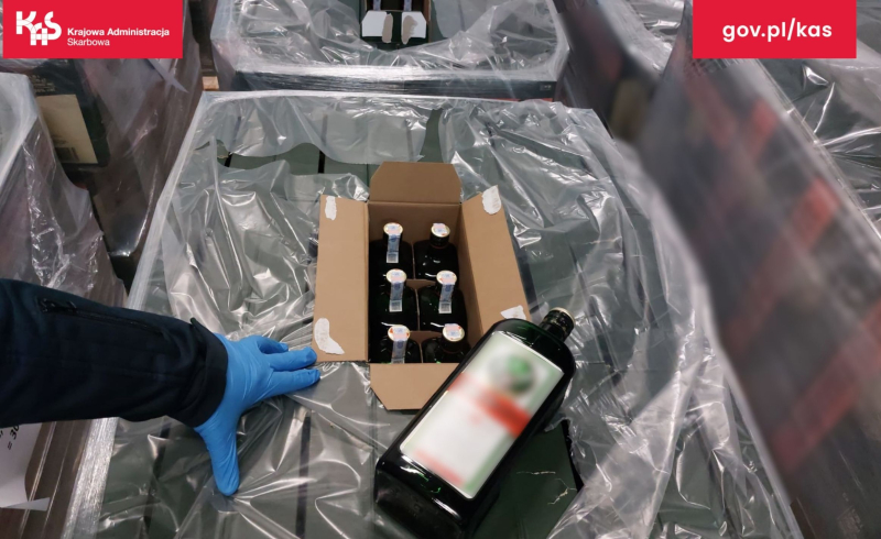 4/5 Ciężarówka z nielegalnym alkoholem zatrzymana na granicy w Świecku