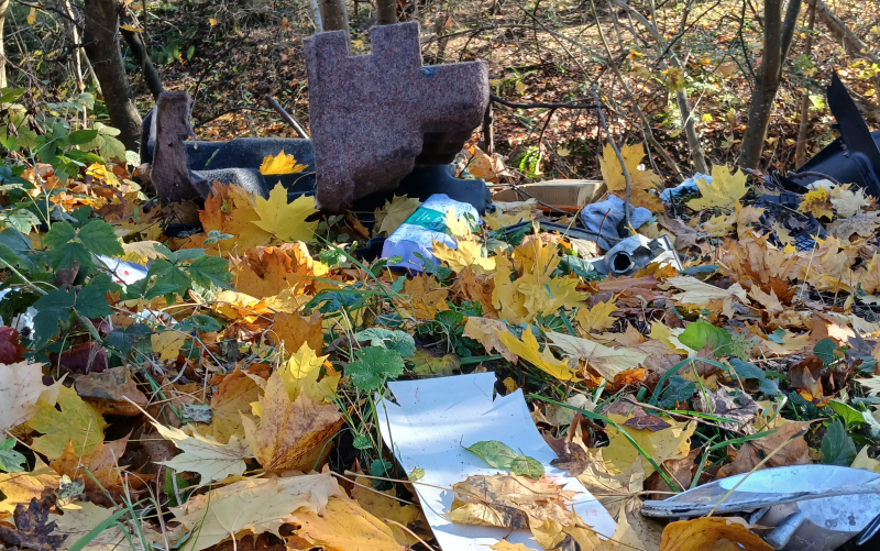 3/4 Dzikie wysypisko śmieci przy ul. Żniwnej