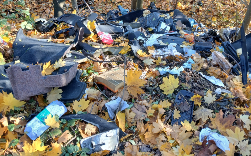 4/4 Dzikie wysypisko śmieci przy ul. Żniwnej