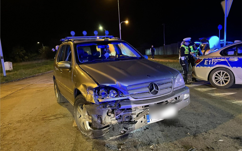 3/5 Zderzenie audi i mercedesa na Szarych Szeregów