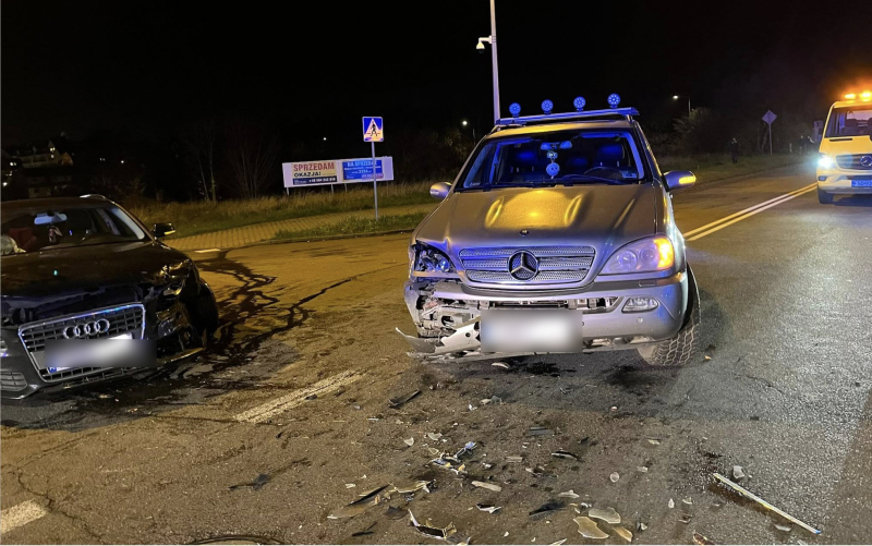 5/5 Zderzenie audi i mercedesa na Szarych Szeregów
