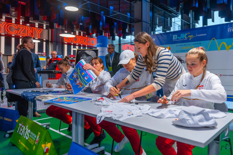 3/15 Sesja autografowa Igi Świątek w Arenie Gorzów