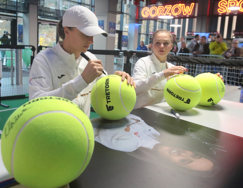 8/15 Sesja autografowa Igi Świątek w Arenie Gorzów