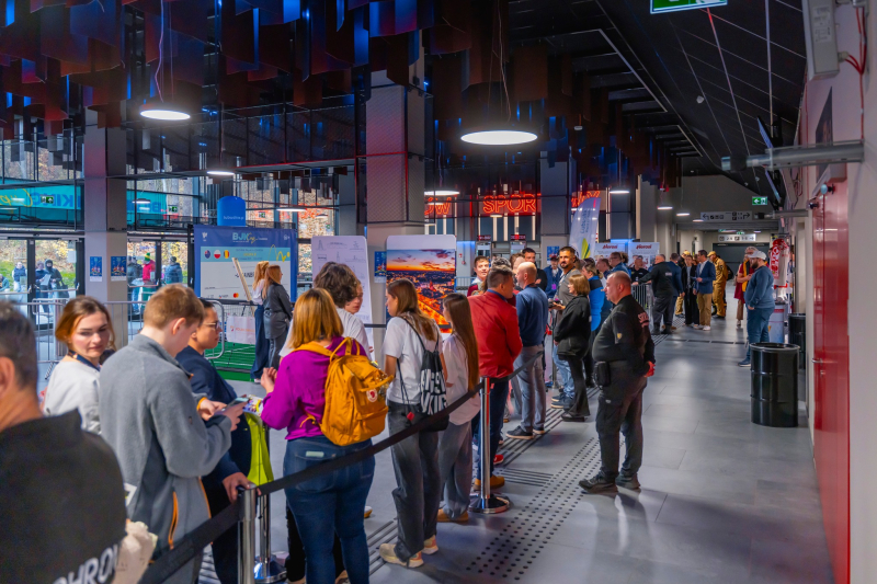 9/15 Sesja autografowa Igi Świątek w Arenie Gorzów