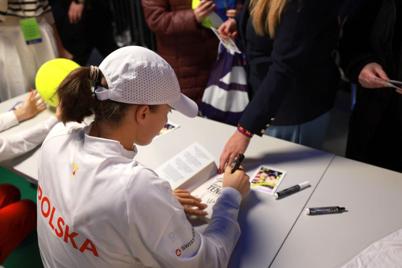 12/15 Sesja autografowa Igi Świątek w Arenie Gorzów