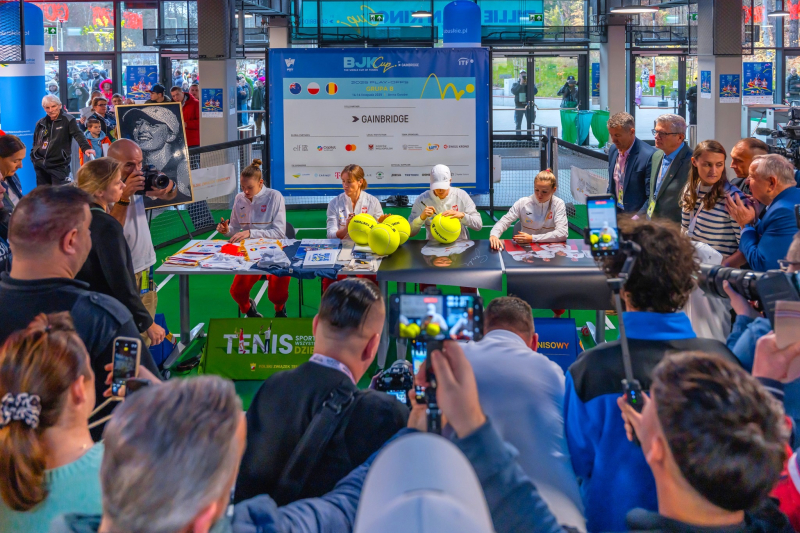 13/15 Sesja autografowa Igi Świątek w Arenie Gorzów