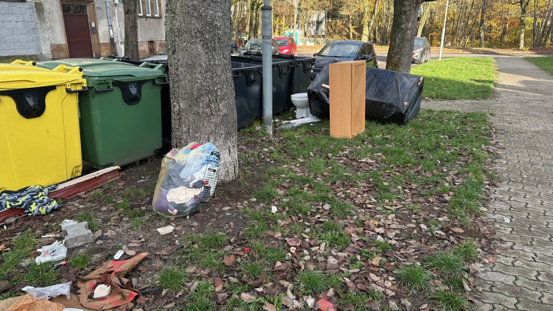 3/5 To wstyd dla miasta”. Sterty śmieci przy stadionie od lat straszą mieszkańców