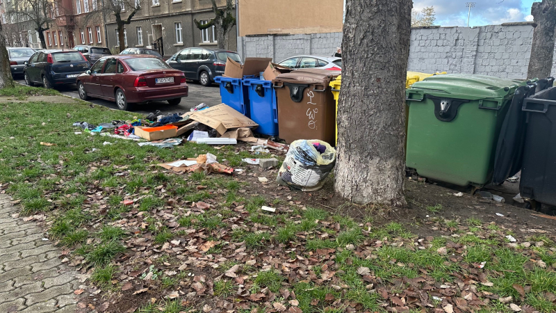 4/5 To wstyd dla miasta”. Sterty śmieci przy stadionie od lat straszą mieszkańców