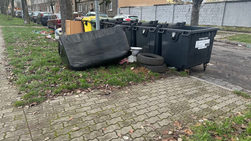 5/5 To wstyd dla miasta”. Sterty śmieci przy stadionie od lat straszą mieszkańców