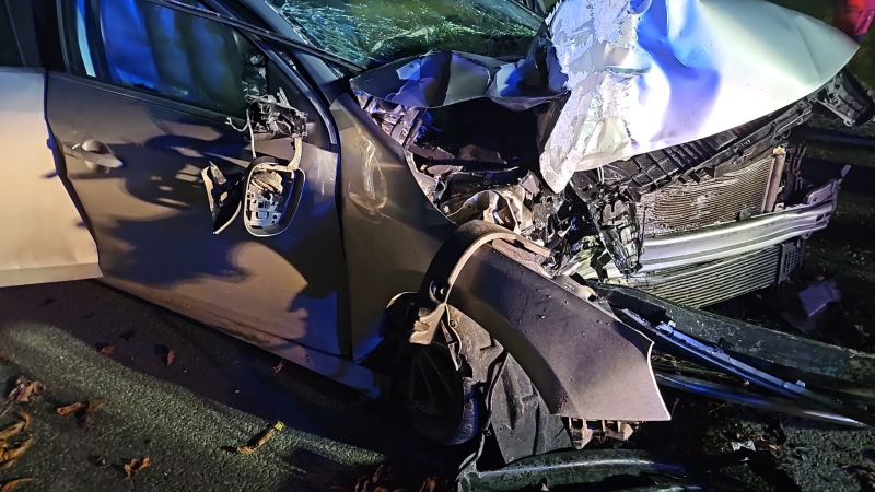 2/7 Wypadek za Janczewem. Kierujący volvo uderzył w drzewo