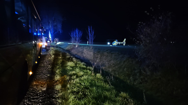 3/7 Wypadek za Janczewem. Kierujący volvo uderzył w drzewo