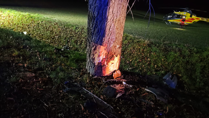 4/7 Wypadek za Janczewem. Kierujący volvo uderzył w drzewo