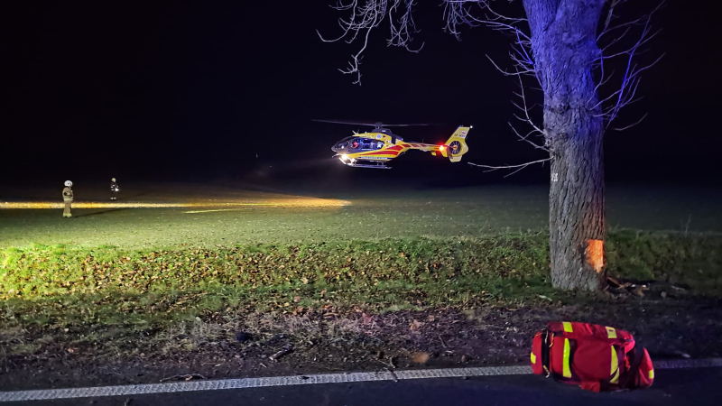 5/7 Wypadek za Janczewem. Kierujący volvo uderzył w drzewo