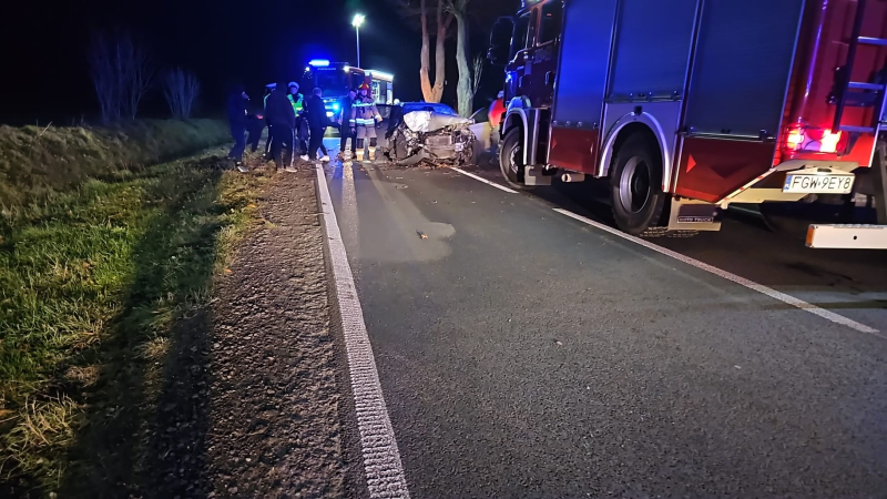 6/7 Wypadek za Janczewem. Kierujący volvo uderzył w drzewo