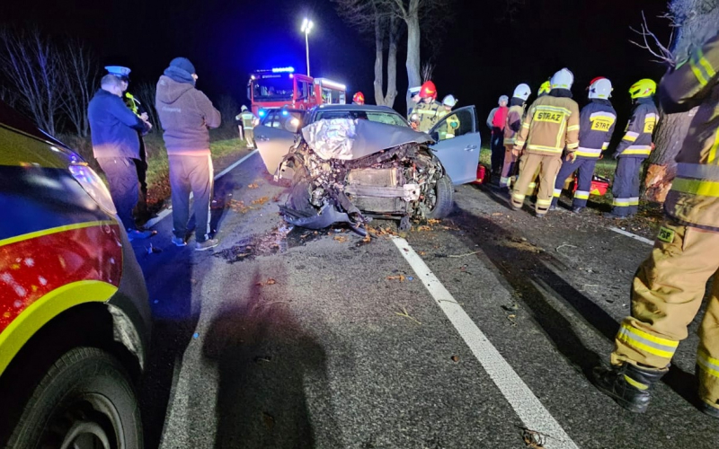 7/7 Wypadek za Janczewem. Kierujący volvo uderzył w drzewo