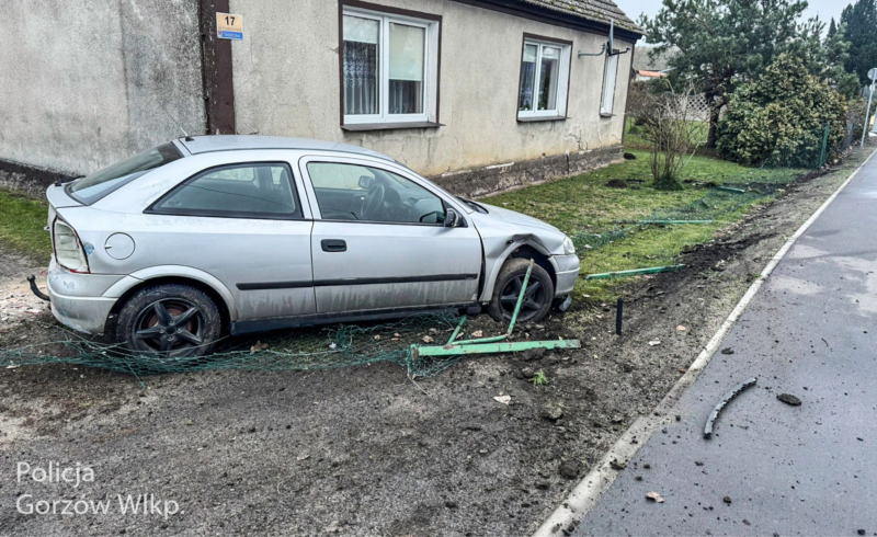 2/5 Pijany kierowca opla wjechał w budynek w Deszcznie