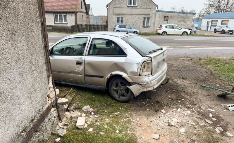 3/5 Pijany kierowca opla wjechał w budynek w Deszcznie