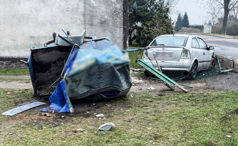 4/5 Pijany kierowca opla wjechał w budynek w Deszcznie