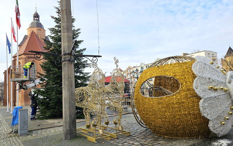 1/6 Montaż ozdób świątecznych i budowa lodowiska na Starym Rynku