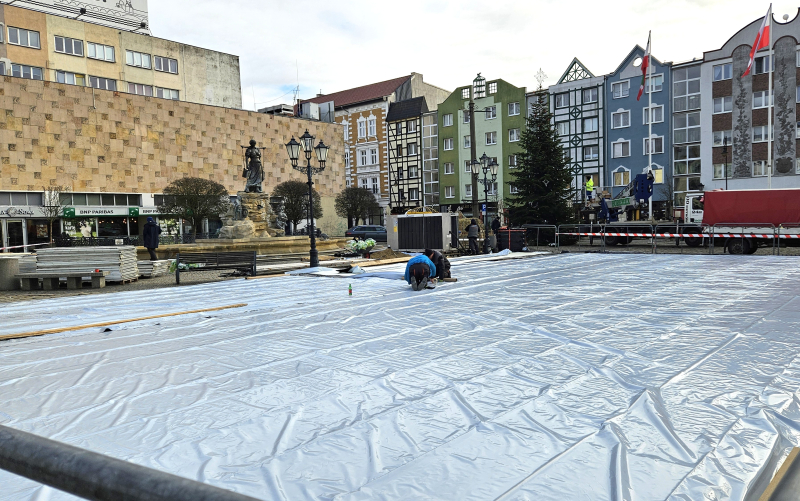 2/6 Montaż ozdób świątecznych i budowa lodowiska na Starym Rynku