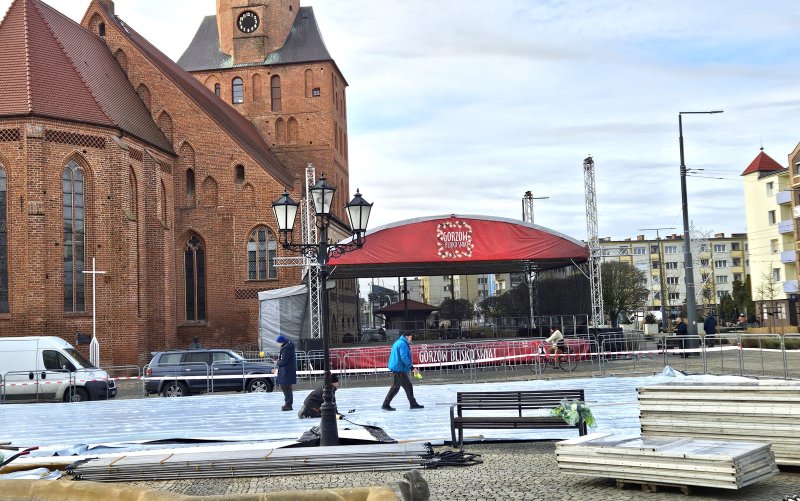 4/6 Montaż ozdób świątecznych i budowa lodowiska na Starym Rynku