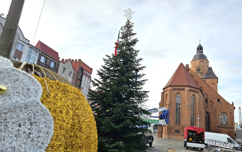 5/6 Montaż ozdób świątecznych i budowa lodowiska na Starym Rynku
