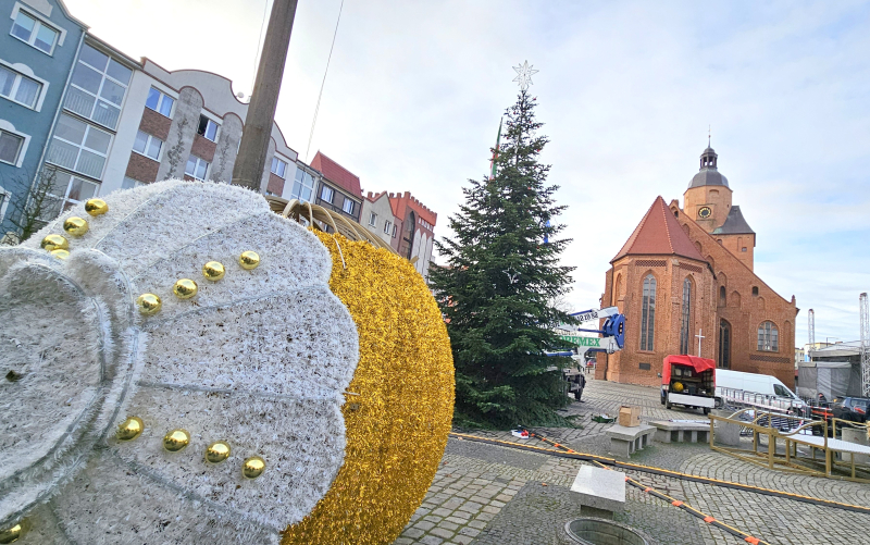 6/6 Montaż ozdób świątecznych i budowa lodowiska na Starym Rynku