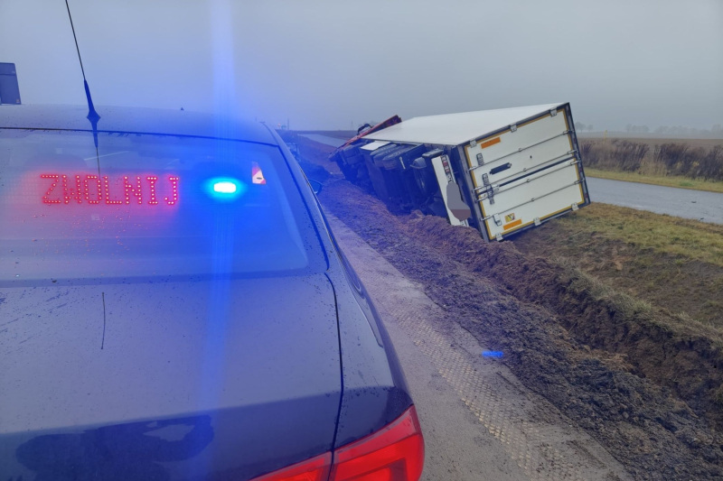 1/3 Ciężarówka z piwem wjechała do rowu na DK22