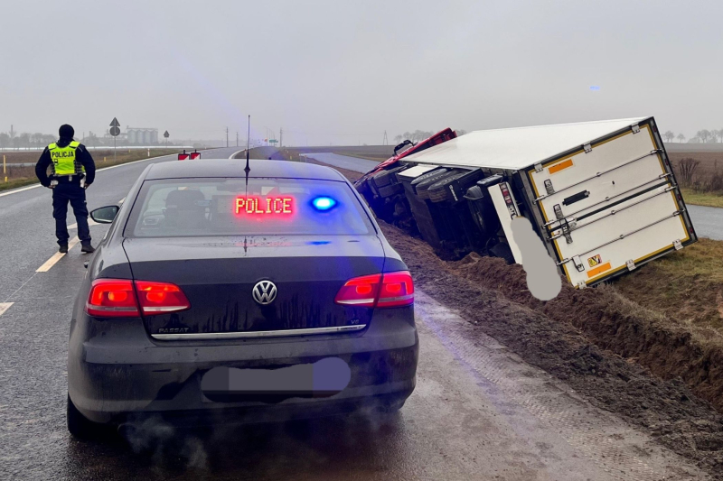 2/3 Ciężarówka z piwem wjechała do rowu na DK22