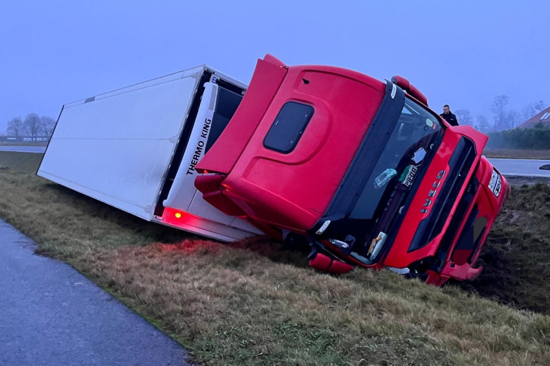 3/3 Ciężarówka z piwem wjechała do rowu na DK22