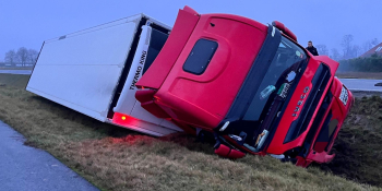 Ciężarówka z piwem wjechała do rowu na DK22