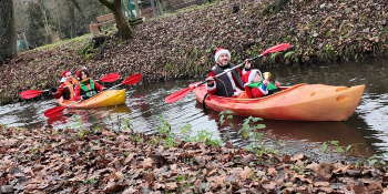 Mikołaje w kajakach przepłynęli Kłodawką