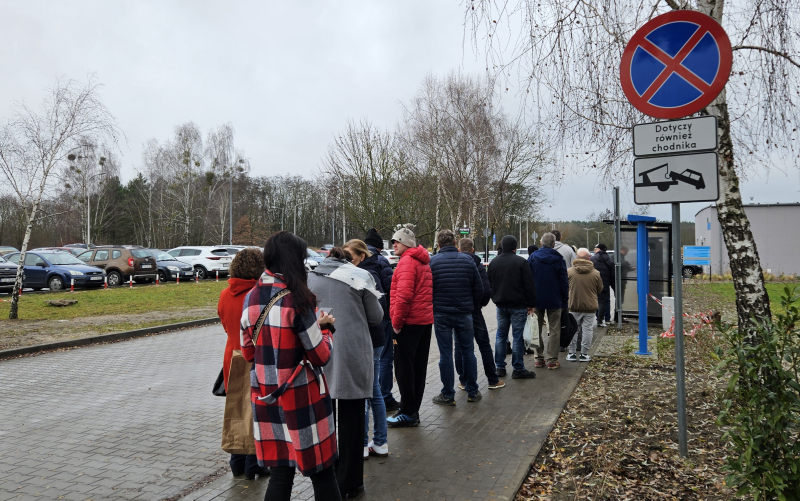 1/7 Kolejka do parkomatu na parkingu szpitala w Gorzowie
