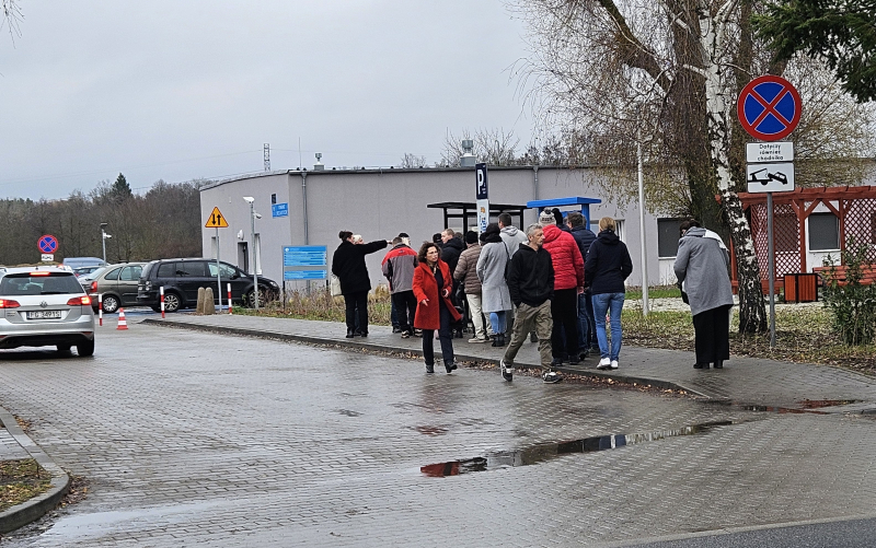 2/7 Kolejka do parkomatu na parkingu szpitala w Gorzowie