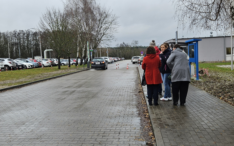 3/7 Kolejka do parkomatu na parkingu szpitala w Gorzowie
