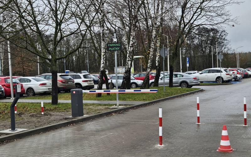 5/7 Kolejka do parkomatu na parkingu szpitala w Gorzowie