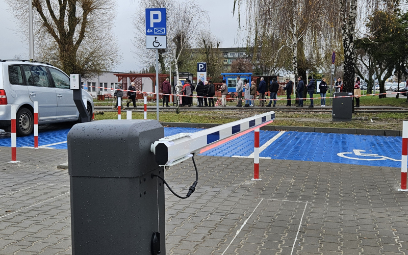 7/7 Kolejka do parkomatu na parkingu szpitala w Gorzowie