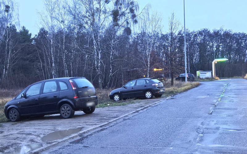 1/7 Kierowcy parkują nielegalnie na pętli autobusowej na Dekerta