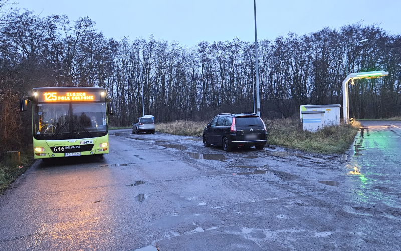 2/7 Kierowcy parkują nielegalnie na pętli autobusowej na Dekerta