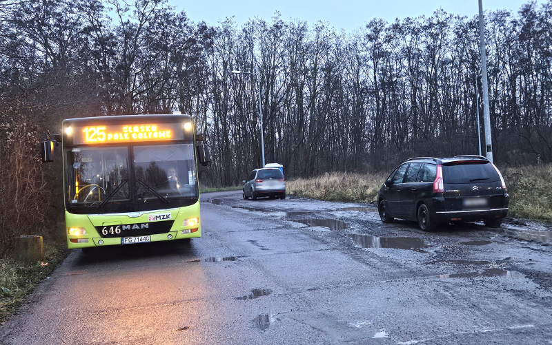 3/7 Kierowcy parkują nielegalnie na pętli autobusowej na Dekerta