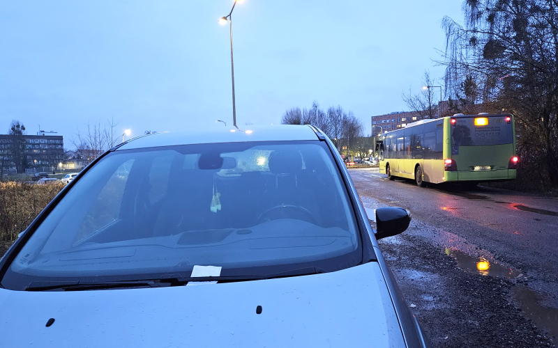 4/7 Kierowcy parkują nielegalnie na pętli autobusowej na Dekerta