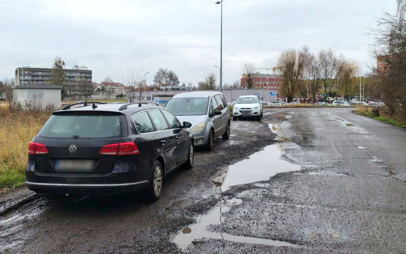 5/7 Kierowcy parkują nielegalnie na pętli autobusowej na Dekerta